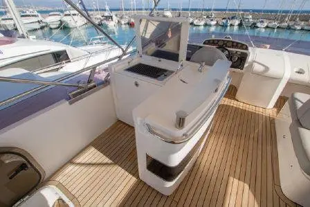 Princess 64 Fly, salon — Luxury Yachts St. Tropez, Saint-Tropez. Pont supérieur ouvert pour rallier Pampelonne dès le matin