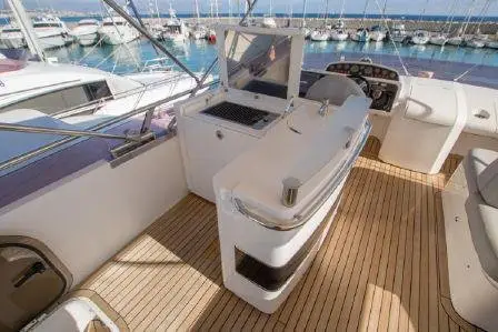 Princess 64 Fly, salon — Luxury Yachts St. Tropez, Saint-Tropez. Pont supérieur ouvert pour rallier Pampelonne dès le matin