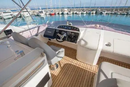 Princess 64 Fly, cabine principale — Luxury Yachts St. Tropez, Saint-Tropez. Pont supérieur ouvert pour rallier Pampelonne dès le matin