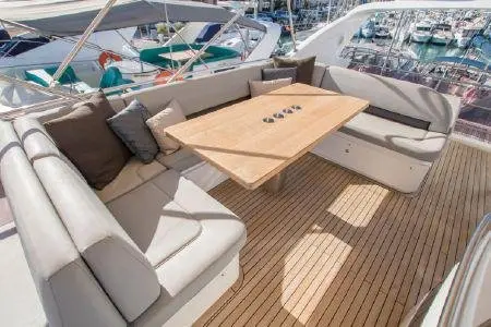 Princess 64 Fly, flybridge — Luxury Yachts St. Tropez, Saint-Tropez. Pont supérieur ouvert pour rallier Pampelonne dès le matin