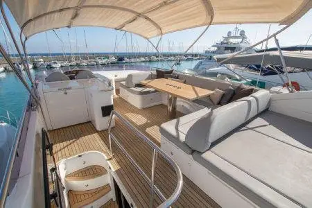 Princess 64 Fly, extérieur — Luxury Yachts St. Tropez, Saint-Tropez. Pont supérieur ouvert pour rallier Pampelonne dès le matin