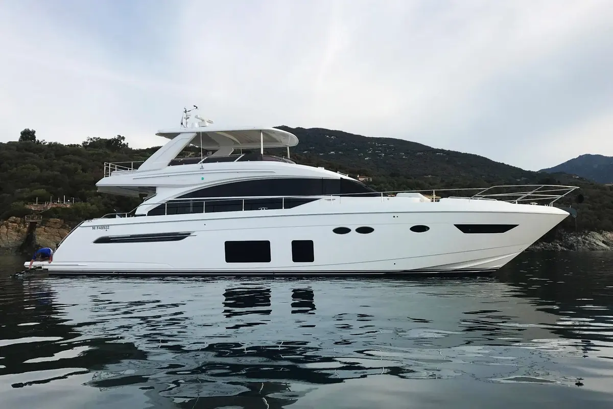 Princess 68 Fly — Luxury Yachts St. Tropez, Saint-Tropez. Flybridge ouvert pour une journée entre Pampelonne et Cap Taillat