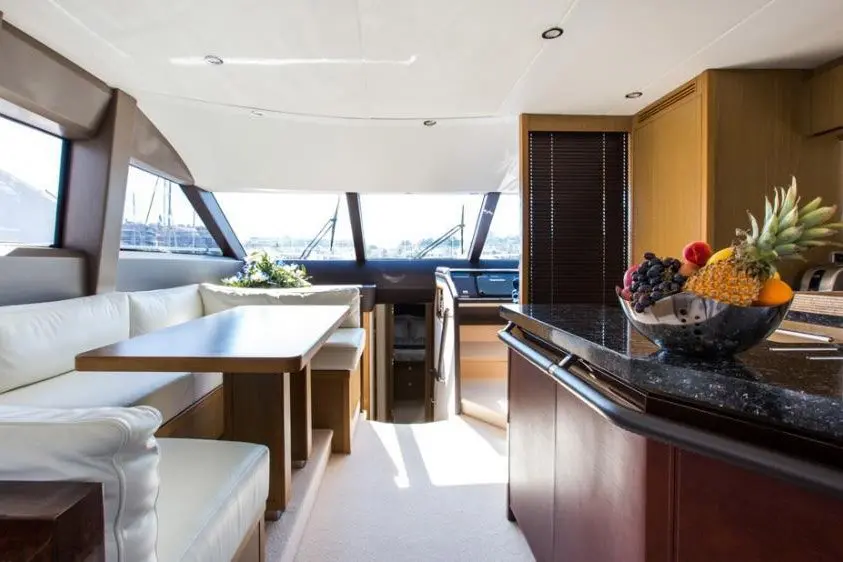 Princess 68 Fly, extérieur — Luxury Yachts St. Tropez, Saint-Tropez. Flybridge ouvert pour une journée entre Pampelonne et Cap Taillat