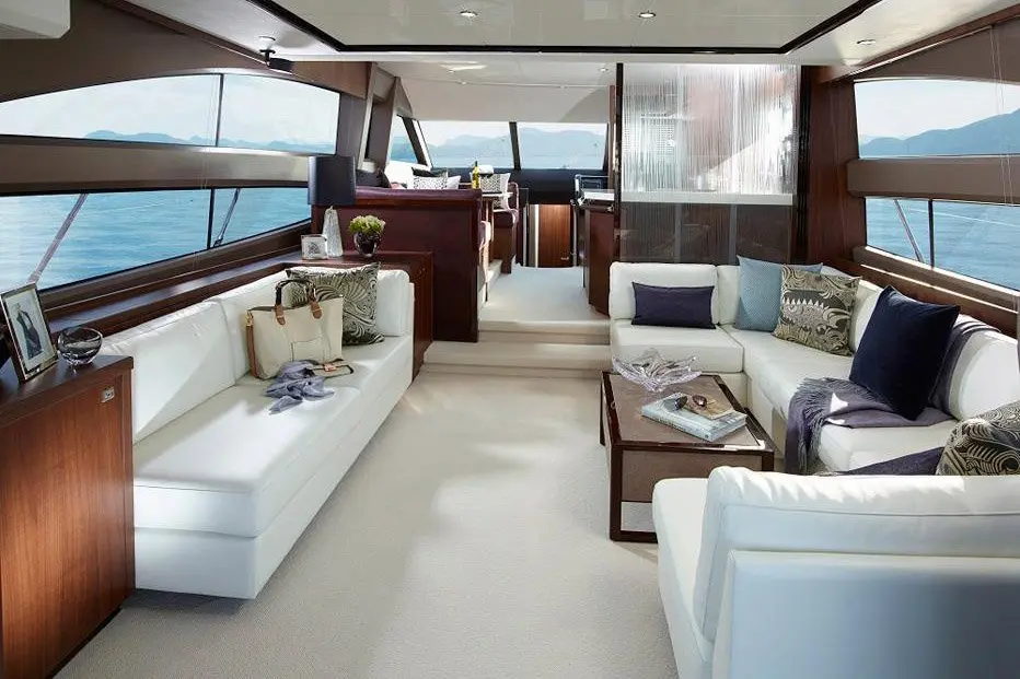 Princess 68 Fly, pont principal — Luxury Yachts St. Tropez, Saint-Tropez. Flybridge ouvert pour une journée entre Pampelonne et Cap Taillat