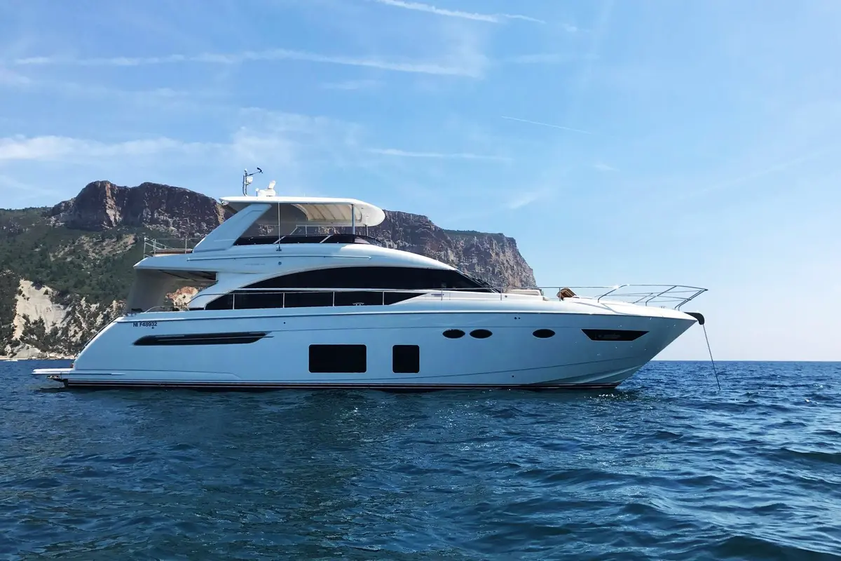 Princess 68 Fly, pont arrière — Luxury Yachts St. Tropez, Saint-Tropez. Flybridge ouvert pour une journée entre Pampelonne et Cap Taillat