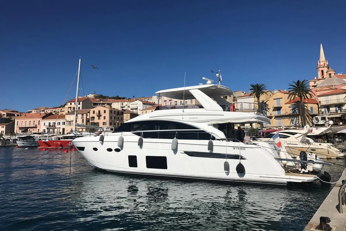 Princess 68 Fly, salon — Luxury Yachts St. Tropez, Saint-Tropez. Flybridge ouvert pour une journée entre Pampelonne et Cap Taillat