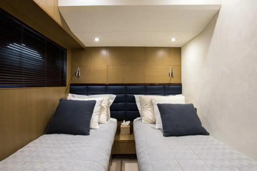 Princess 68 Fly, extérieur — Luxury Yachts St. Tropez, Saint-Tropez. Flybridge ouvert pour une journée entre Pampelonne et Cap Taillat