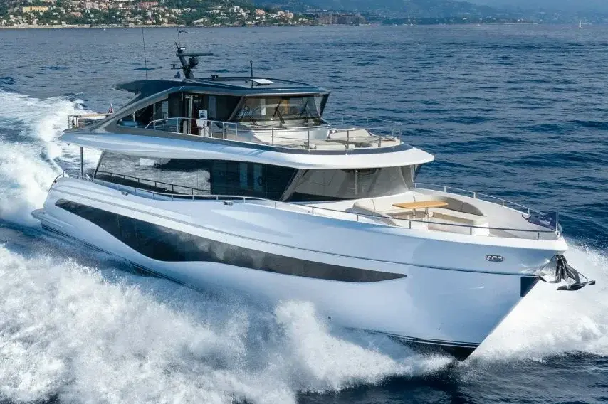 Princess Y80 — Luxury Yachts St. Tropez, Saint-Tropez. Le Golfe au large, mouillage tranquille avant Pampelonne