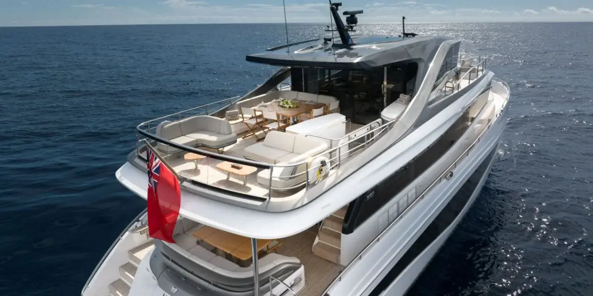 Princess Y80, extérieur — Luxury Yachts St. Tropez, Saint-Tropez. Le Golfe au large, mouillage tranquille avant Pampelonne