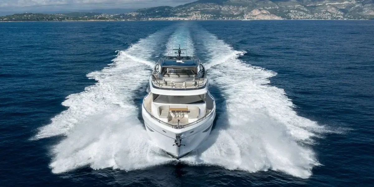 Princess Y80, pont principal — Luxury Yachts St. Tropez, Saint-Tropez. Le Golfe au large, mouillage tranquille avant Pampelonne