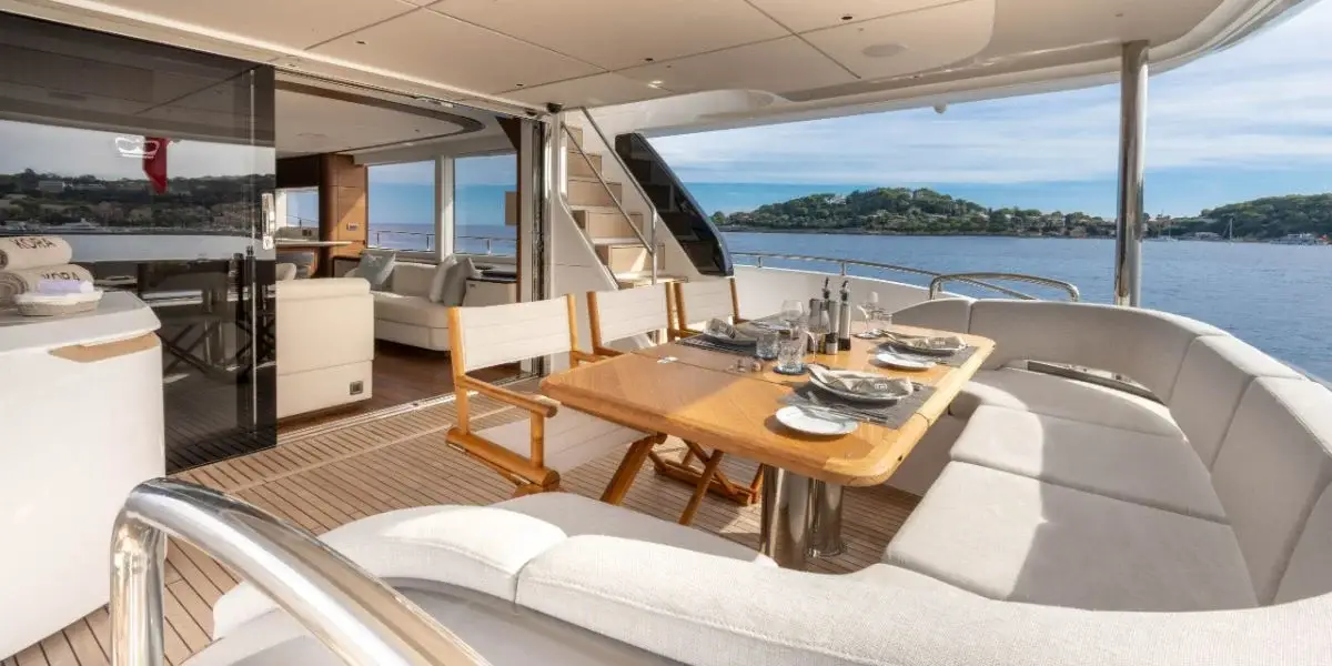 Princess Y80, pont arrière — Luxury Yachts St. Tropez, Saint-Tropez. Le Golfe au large, mouillage tranquille avant Pampelonne