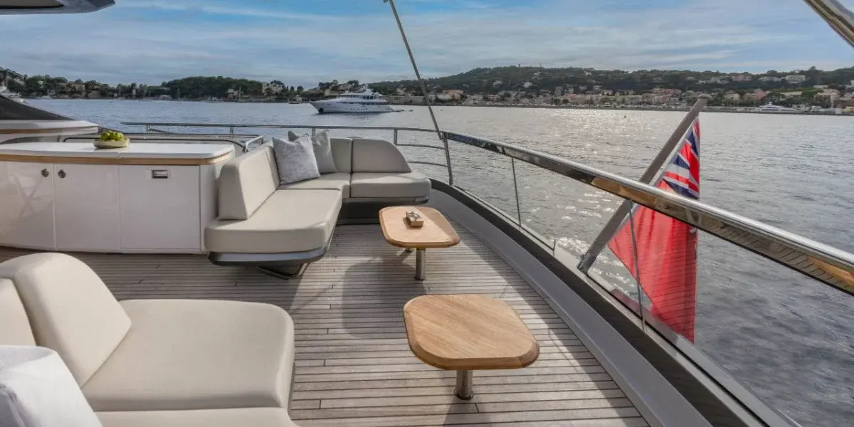 Princess Y80, salon — Luxury Yachts St. Tropez, Saint-Tropez. Le Golfe au large, mouillage tranquille avant Pampelonne