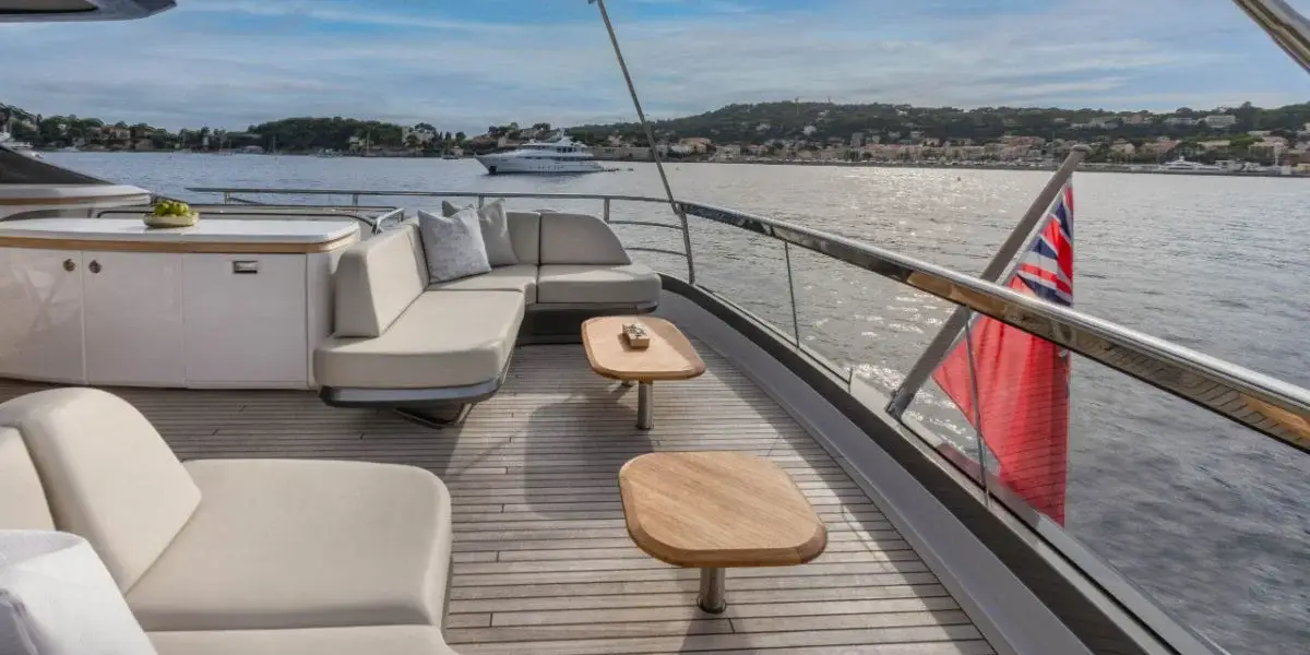 Princess Y80, salon — Luxury Yachts St. Tropez, Saint-Tropez. Le Golfe au large, mouillage tranquille avant Pampelonne