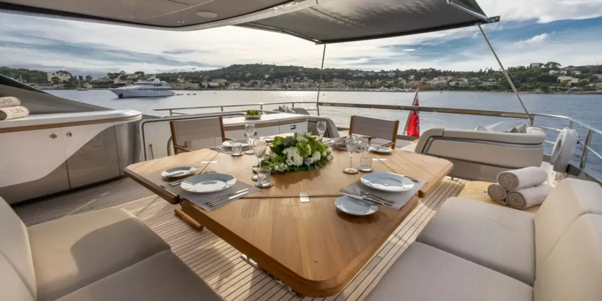 Princess Y80, cabine principale — Luxury Yachts St. Tropez, Saint-Tropez. Le Golfe au large, mouillage tranquille avant Pampelonne