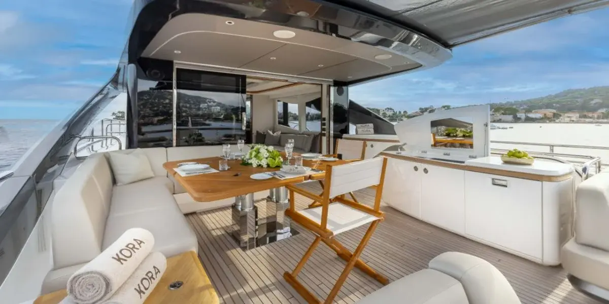 Princess Y80, flybridge — Luxury Yachts St. Tropez, Saint-Tropez. Le Golfe au large, mouillage tranquille avant Pampelonne