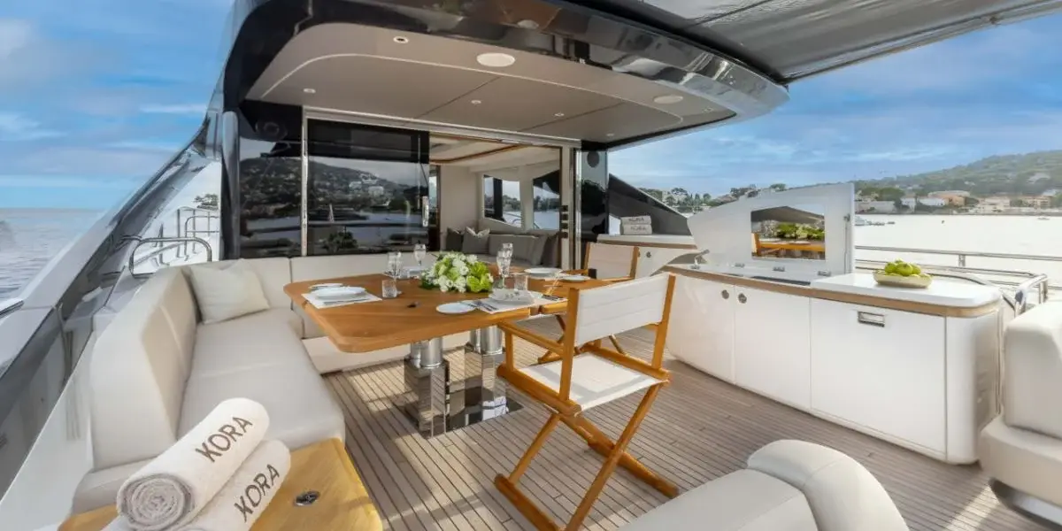 Princess Y80, flybridge — Luxury Yachts St. Tropez, Saint-Tropez. Le Golfe au large, mouillage tranquille avant Pampelonne