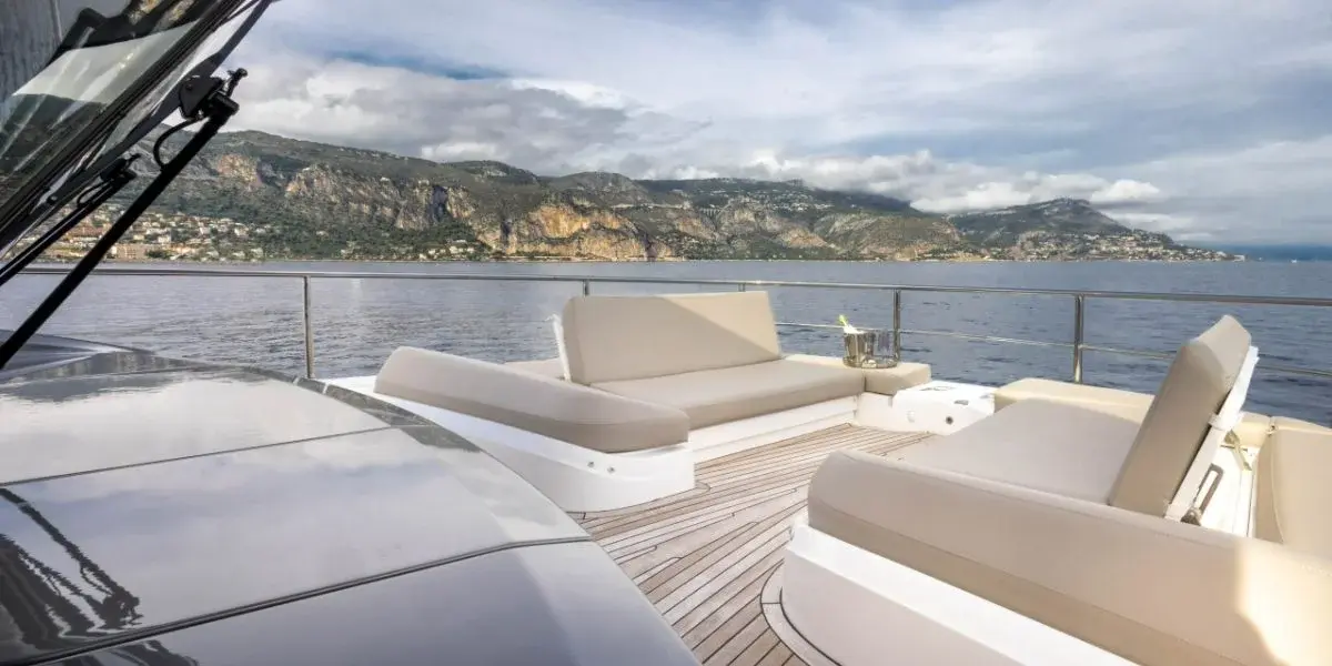 Princess Y80, extérieur — Luxury Yachts St. Tropez, Saint-Tropez. Le Golfe au large, mouillage tranquille avant Pampelonne