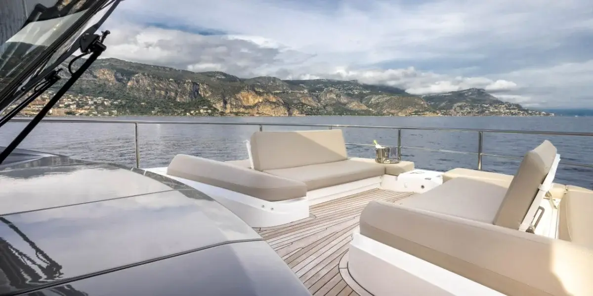 Princess Y80, extérieur — Luxury Yachts St. Tropez, Saint-Tropez. Le Golfe au large, mouillage tranquille avant Pampelonne