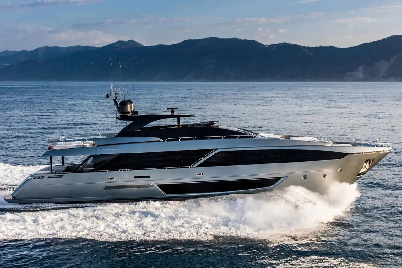 Riva 110 — Luxury Yachts St. Tropez, Saint-Tropez. Du Golfe à Pampelonne, silhouette élégante et sillage franc