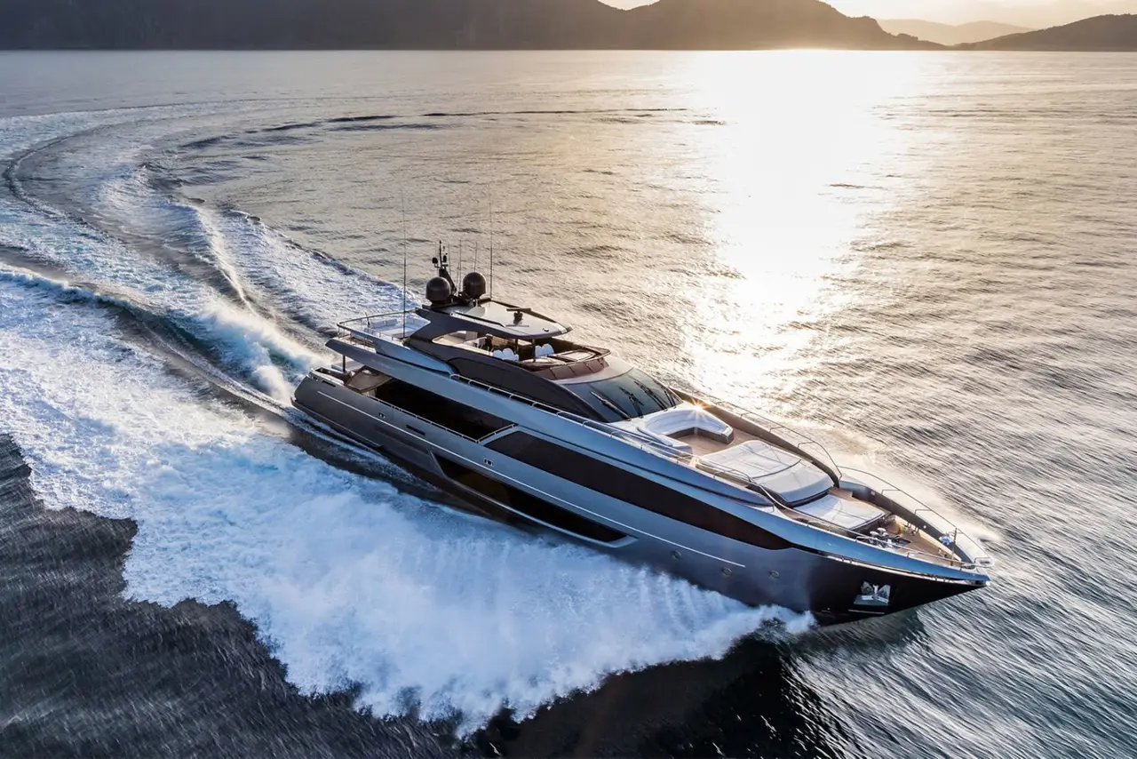 Riva 110, extérieur — Luxury Yachts St. Tropez, Saint-Tropez. Du Golfe à Pampelonne, silhouette élégante et sillage franc