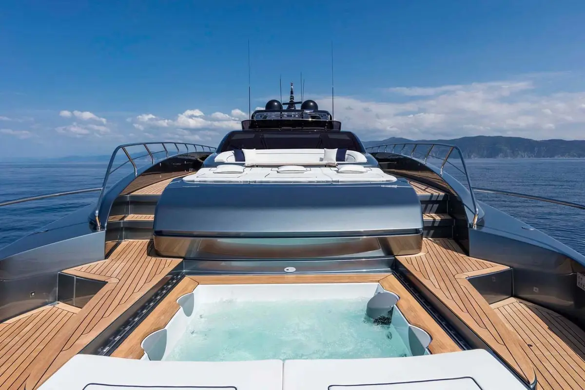 Riva 110, pont principal — Luxury Yachts St. Tropez, Saint-Tropez. Du Golfe à Pampelonne, silhouette élégante et sillage franc