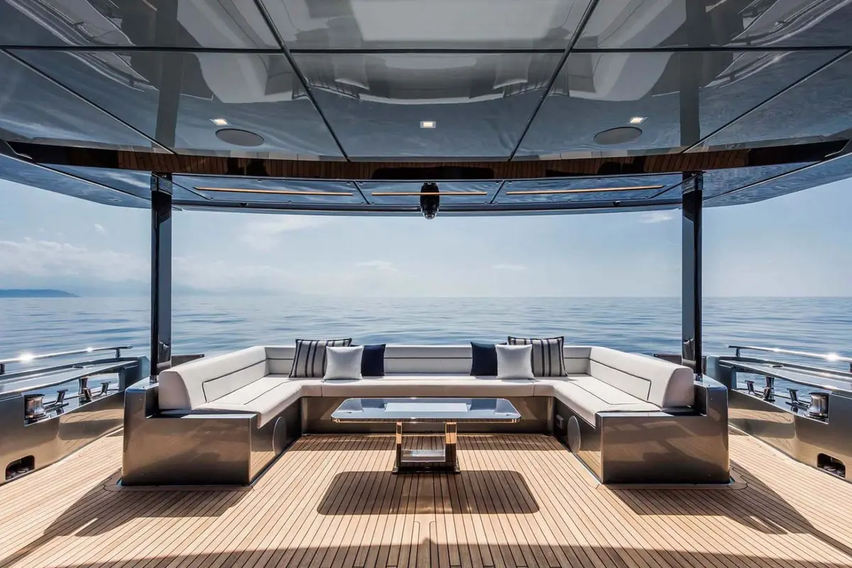 Riva 110, pont arrière — Luxury Yachts St. Tropez, Saint-Tropez. Du Golfe à Pampelonne, silhouette élégante et sillage franc
