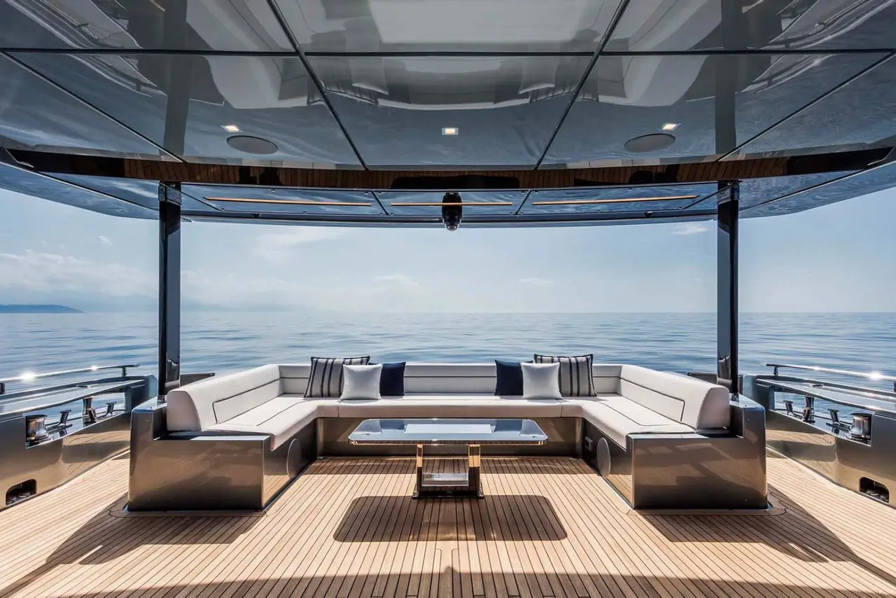 Riva 110, pont arrière — Luxury Yachts St. Tropez, Saint-Tropez. Du Golfe à Pampelonne, silhouette élégante et sillage franc