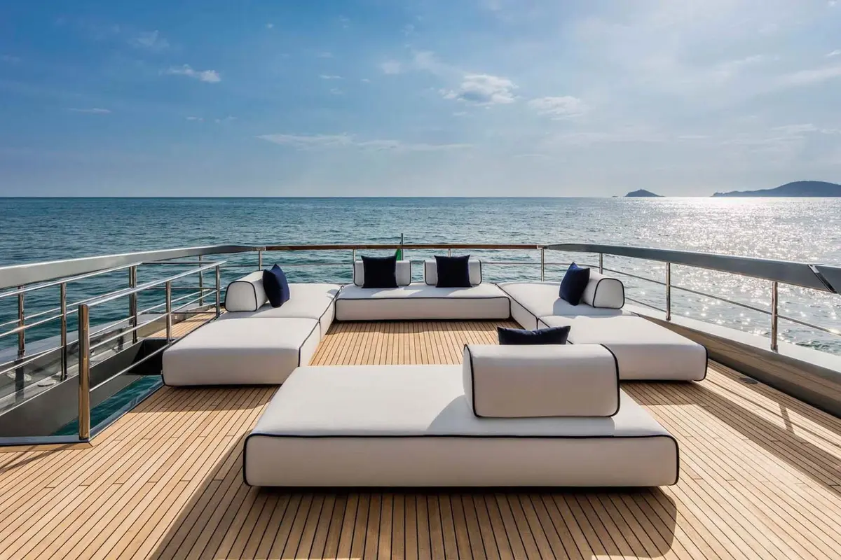 Riva 110, salon — Luxury Yachts St. Tropez, Saint-Tropez. Du Golfe à Pampelonne, silhouette élégante et sillage franc