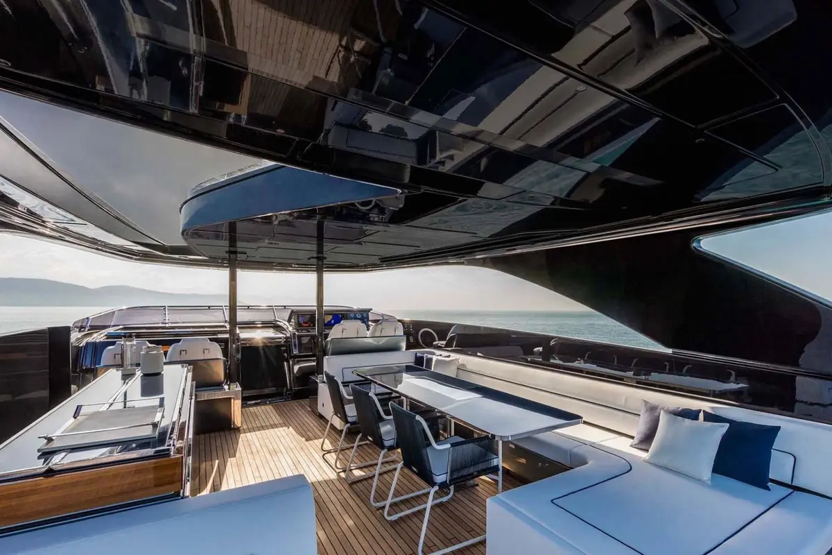 Riva 110, cabine principale — Luxury Yachts St. Tropez, Saint-Tropez. Du Golfe à Pampelonne, silhouette élégante et sillage franc