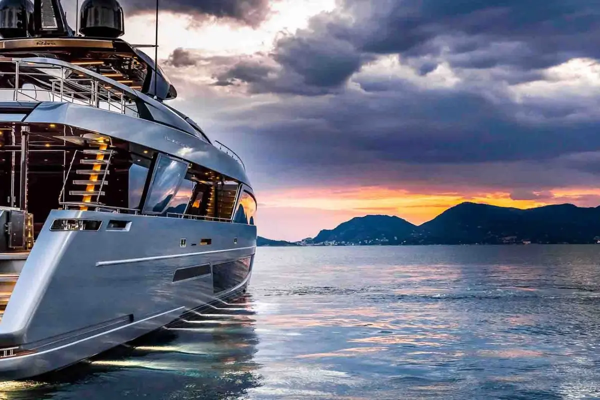 Riva 110, flybridge — Luxury Yachts St. Tropez, Saint-Tropez. Du Golfe à Pampelonne, silhouette élégante et sillage franc