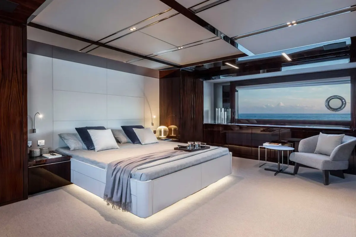 Riva 110, extérieur — Luxury Yachts St. Tropez, Saint-Tropez. Du Golfe à Pampelonne, silhouette élégante et sillage franc