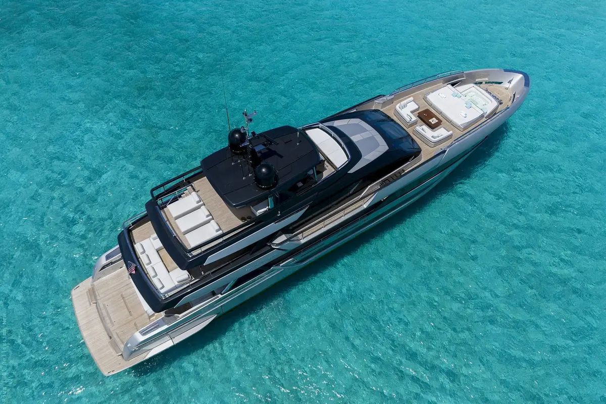 Riva 130, extérieur — Luxury Yachts St. Tropez, Saint-Tropez. 40 mètres pour rallier Pampelonne avant le déjeuner