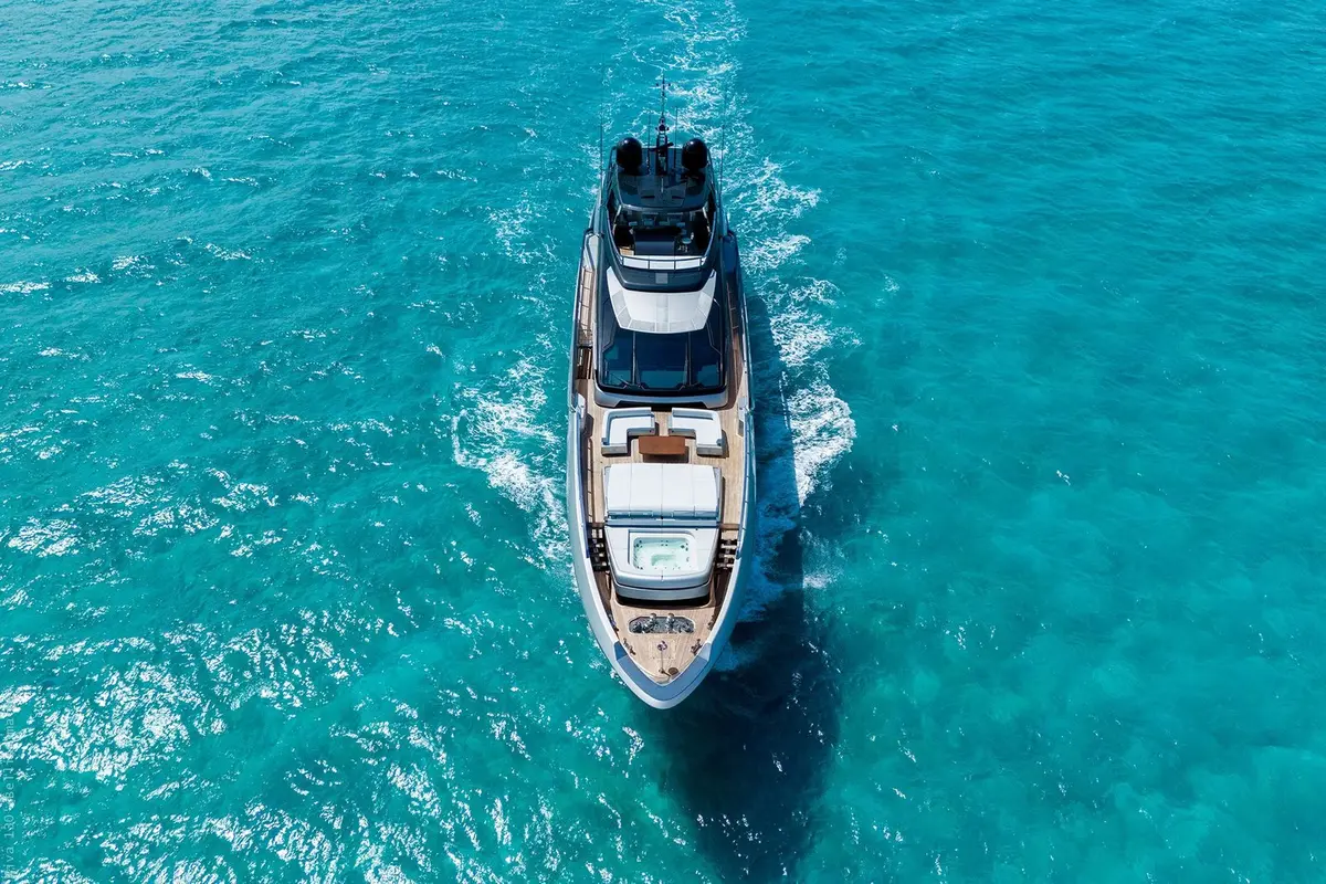 Riva 130, pont principal — Luxury Yachts St. Tropez, Saint-Tropez. 40 mètres pour rallier Pampelonne avant le déjeuner