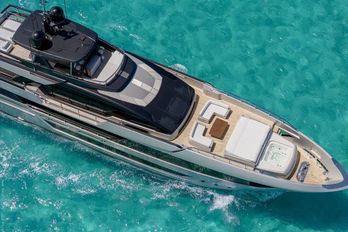 Riva 130, pont arrière — Luxury Yachts St. Tropez, Saint-Tropez. 40 mètres pour rallier Pampelonne avant le déjeuner