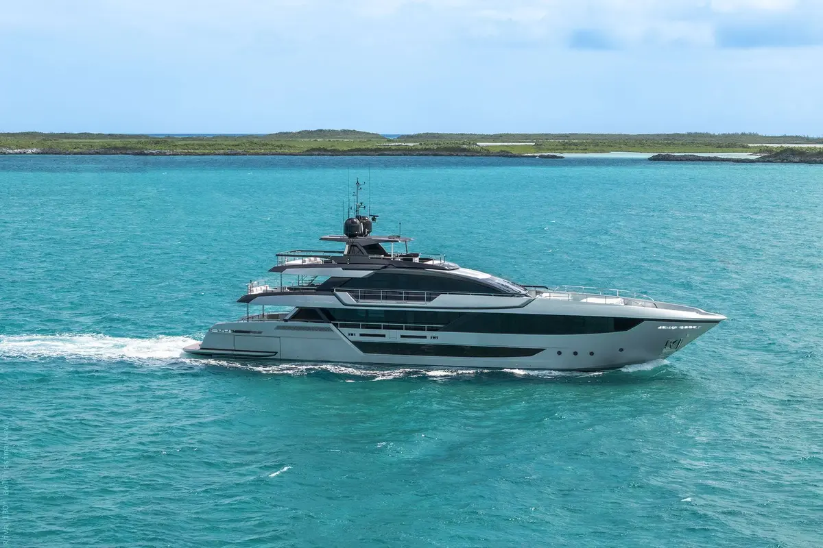 Riva 130, salon — Luxury Yachts St. Tropez, Saint-Tropez. 40 mètres pour rallier Pampelonne avant le déjeuner