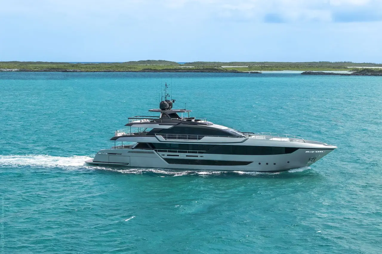 Riva 130, salon — Luxury Yachts St. Tropez, Saint-Tropez. 40 mètres pour rallier Pampelonne avant le déjeuner