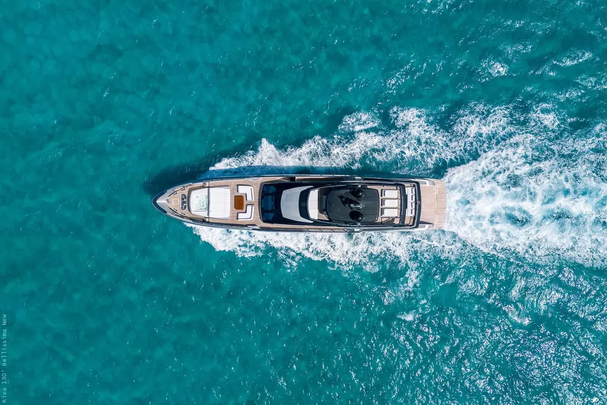 Riva 130, cabine principale — Luxury Yachts St. Tropez, Saint-Tropez. 40 mètres pour rallier Pampelonne avant le déjeuner