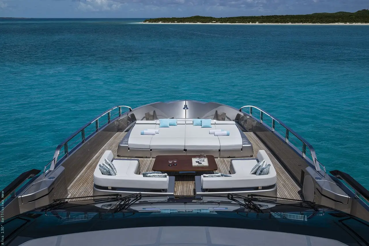 Riva 130, flybridge — Luxury Yachts St. Tropez, Saint-Tropez. 40 mètres pour rallier Pampelonne avant le déjeuner