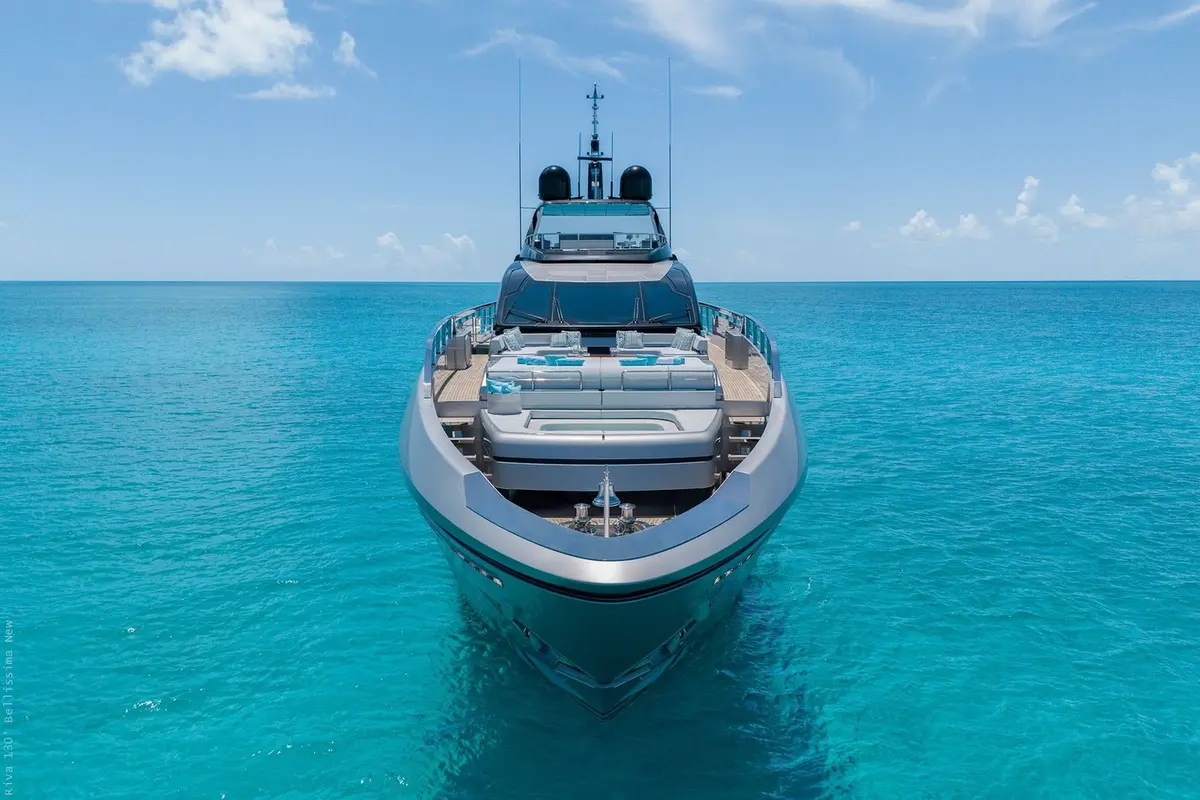 Riva 130, extérieur — Luxury Yachts St. Tropez, Saint-Tropez. 40 mètres pour rallier Pampelonne avant le déjeuner