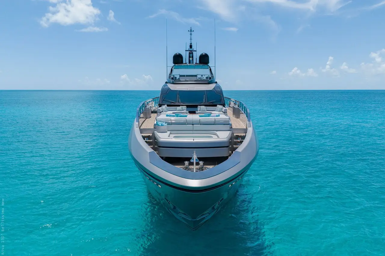 Riva 130, extérieur — Luxury Yachts St. Tropez, Saint-Tropez. 40 mètres pour rallier Pampelonne avant le déjeuner