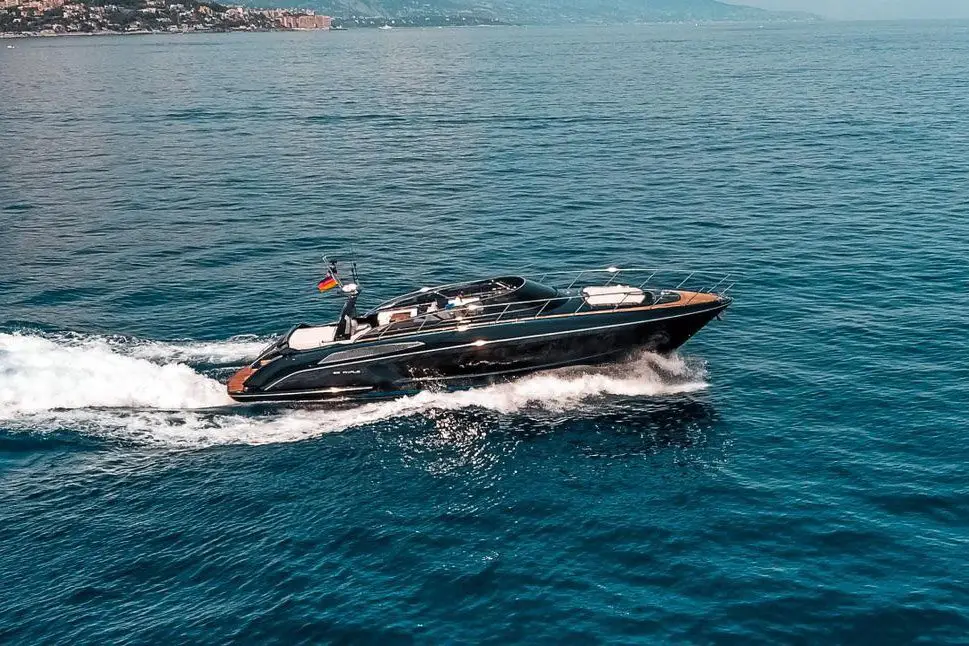Riva 56 Rivale, exterior — Luxury Yachts St. Tropez, Saint-Tropez. Estilo italiano y velocidad ágil por el golfo