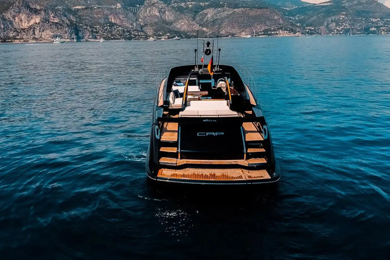 Riva 56 Rivale, cubierta principal — Luxury Yachts St. Tropez, Saint-Tropez. Estilo italiano y velocidad ágil por el golfo