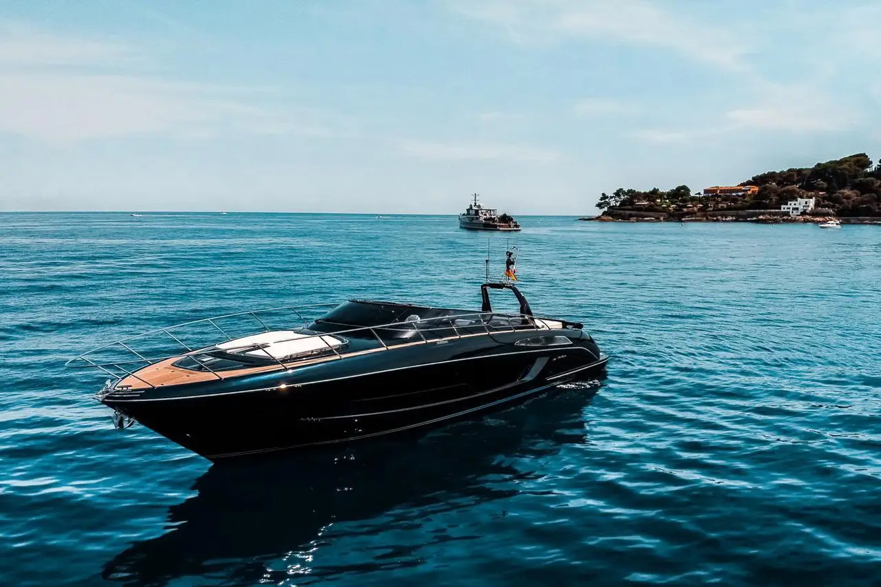 Riva 56 Rivale, cubierta de popa — Luxury Yachts St. Tropez, Saint-Tropez. Estilo italiano y velocidad ágil por el golfo