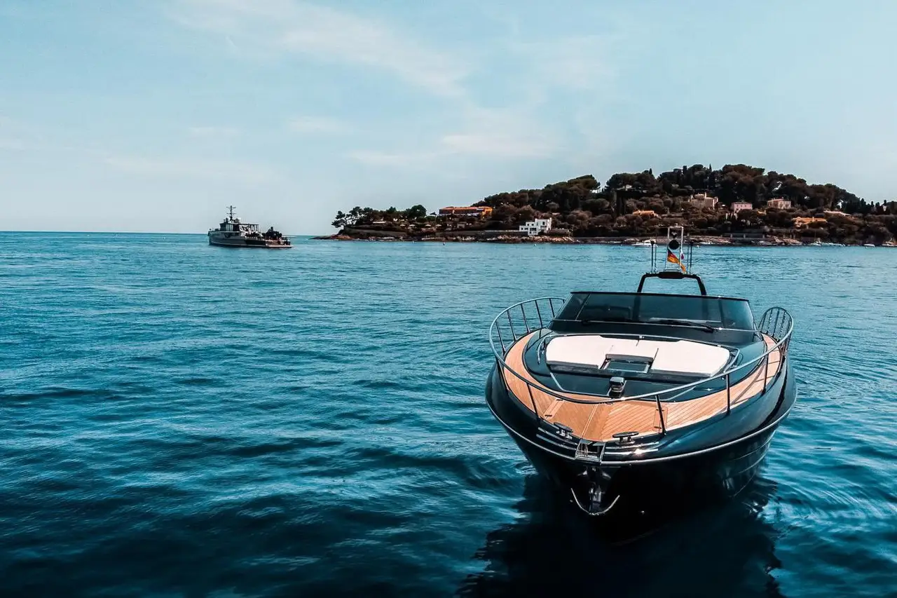 Riva 56 Rivale, salón — Luxury Yachts St. Tropez, Saint-Tropez. Estilo italiano y velocidad ágil por el golfo