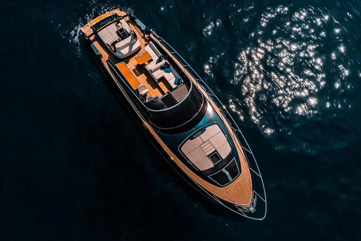 Riva 56 Rivale, flybridge — Luxury Yachts St. Tropez, Saint-Tropez. Une silhouette italienne pour filer vers Pampelonne
