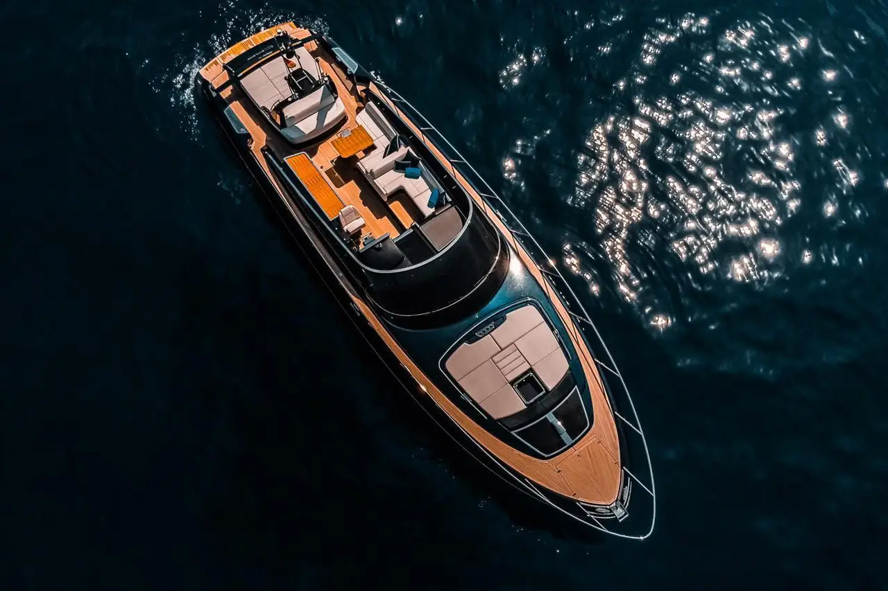 Riva 56 Rivale, camarote principal — Luxury Yachts St. Tropez, Saint-Tropez. Estilo italiano y velocidad ágil por el golfo