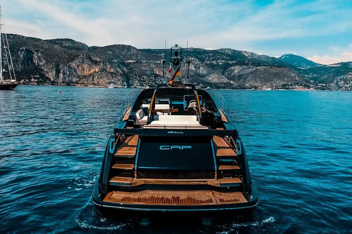 Riva 56 Rivale, flybridge — Luxury Yachts St. Tropez, Saint-Tropez. Estilo italiano y velocidad ágil por el golfo