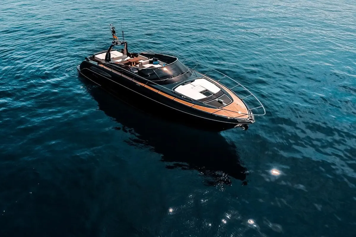 Riva 56 Rivale, exterior — Luxury Yachts St. Tropez, Saint-Tropez. Estilo italiano y velocidad ágil por el golfo