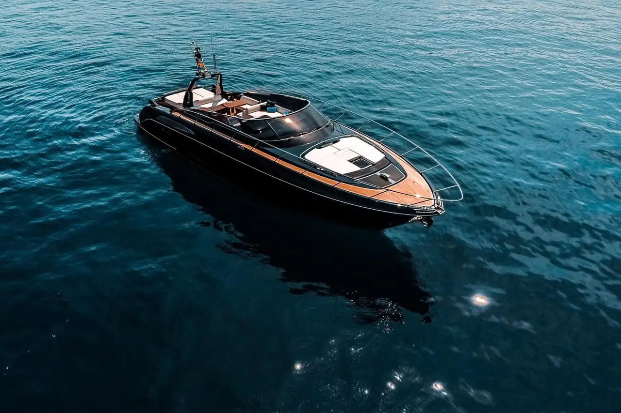 Riva 56 Rivale, exterior — Luxury Yachts St. Tropez, Saint-Tropez. Estilo italiano y velocidad ágil por el golfo