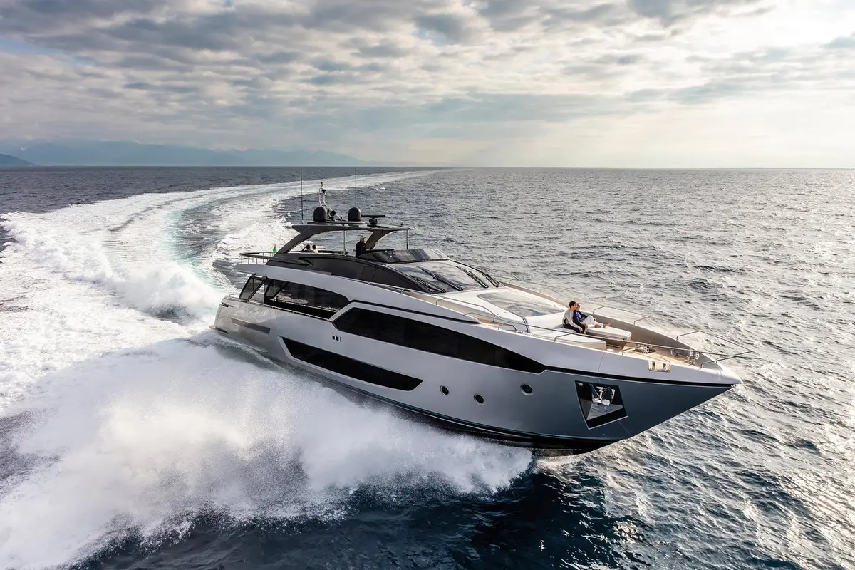 Riva 90 — Luxury Yachts St. Tropez, Saint-Tropez. Silhouette rapide au large de Pampelonne, cabines pour un week-end